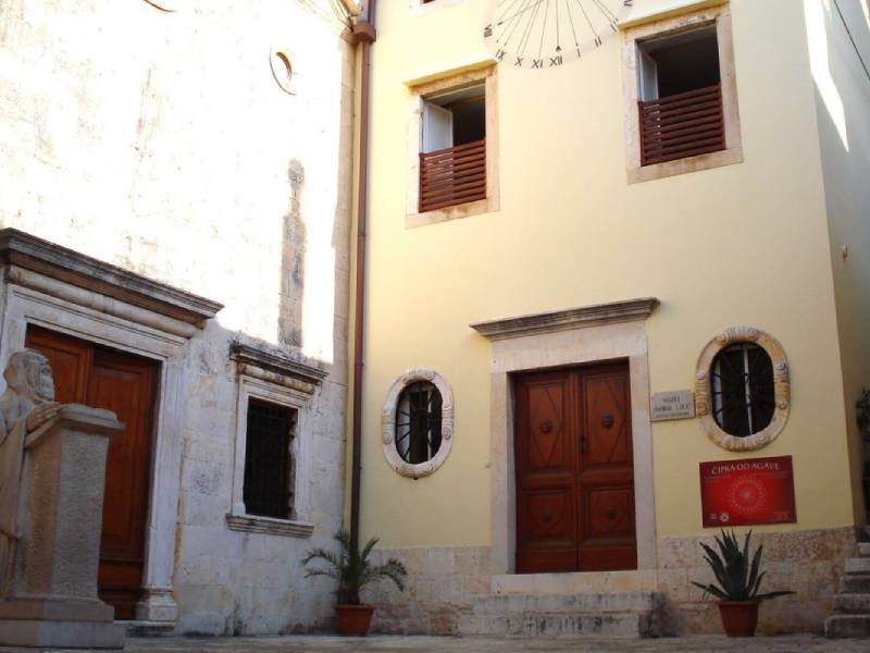 Exteriér benediktínskeho kláštora, domov čipky z agávy uznanej UNESCO