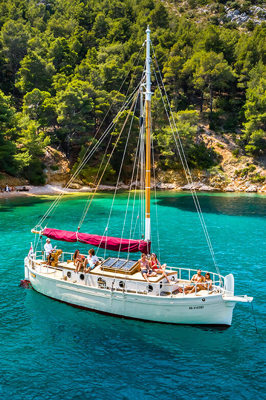 Klassisches Holzsegelboot in einer abgelegenen Bucht auf Hvar vor Anker