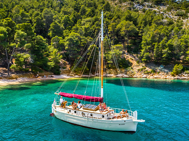 Klassisches Holzsegelboot in einer abgelegenen Bucht auf Hvar vor Anker