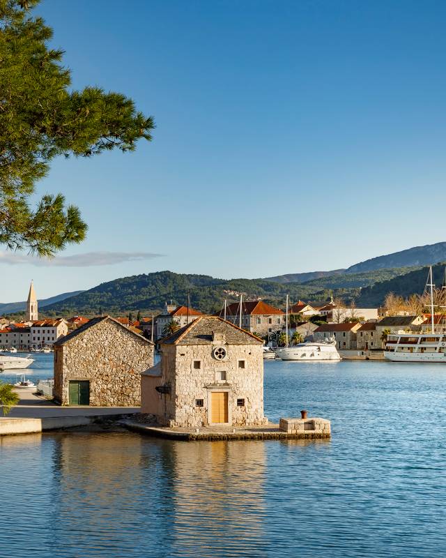 Historischer Hafen der Insel Hvar mit Yachten und Altstadtarchitektur