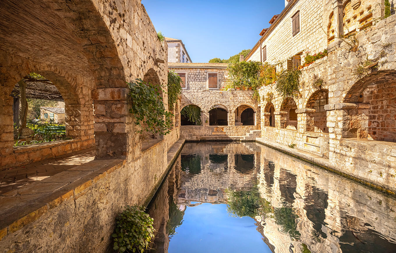 Innenhof der Festung Petar Hektorović mit Spiegelteich in Stari Grad