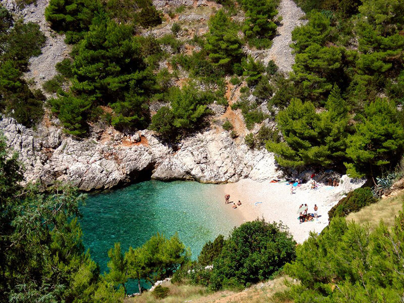 Skrivena uvala Lučišća smještena između stijena i borove šume