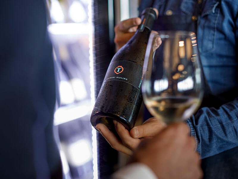 Točenje staranega vina med degustacijo na Hvaru