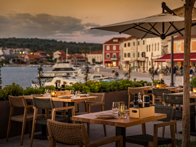 Elegantna večerja ob morju v Hvaru s pogledom na marino