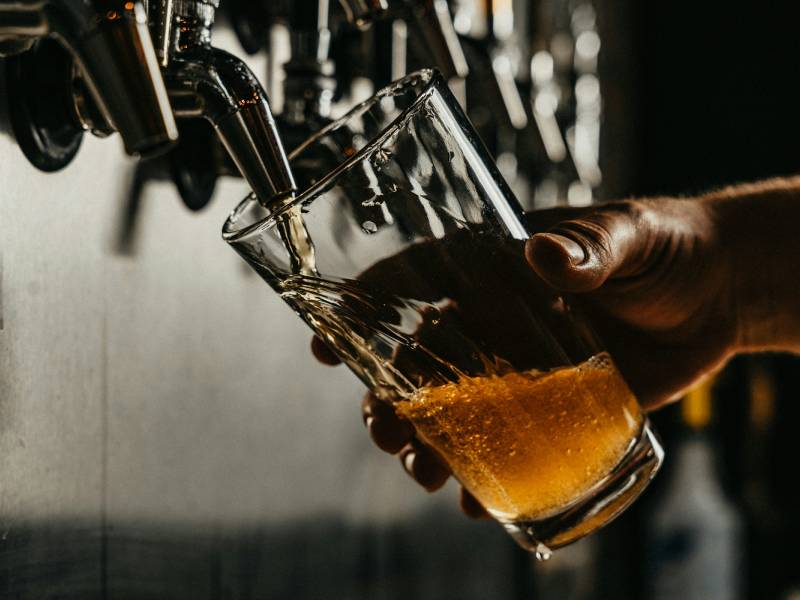 Barmen toči craft pivo