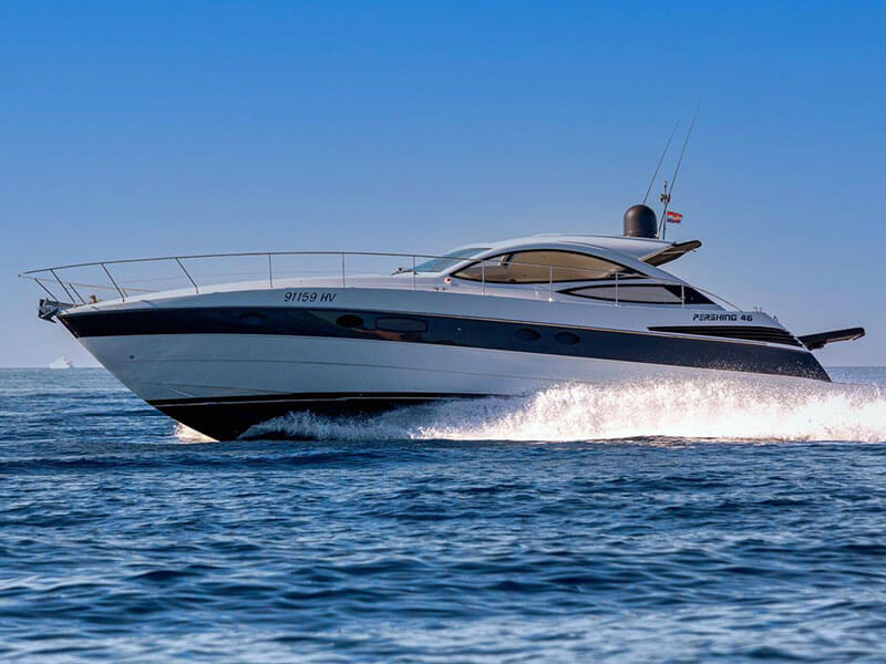 Private Motoryacht kreuzt durch die Adria nahe Hvar