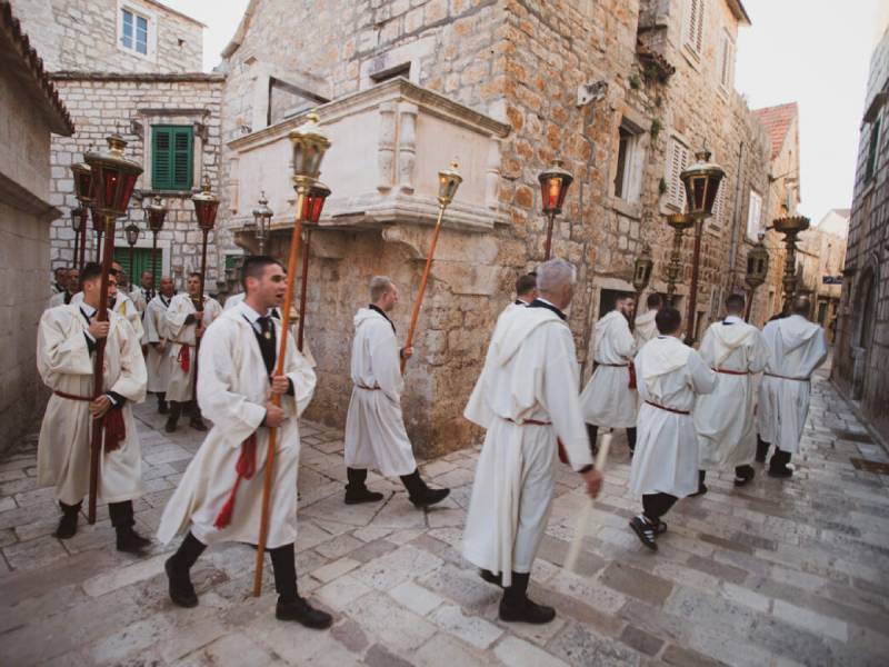 Tradičný veľkonočný sprievod Za križen na ostrove Hvar