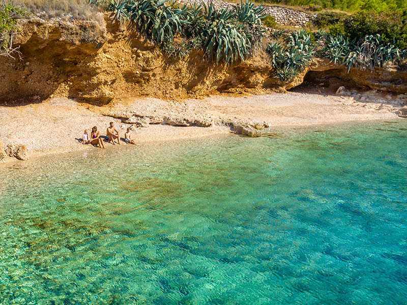 Netaknuta plaža živih boja i prirodne ljepote na otoku Hvaru