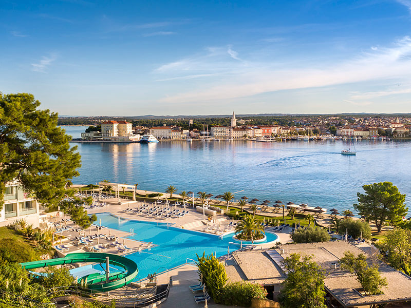 Zračni pogled na Activity Pool s toboganima, ležaljkama i suncobranima.