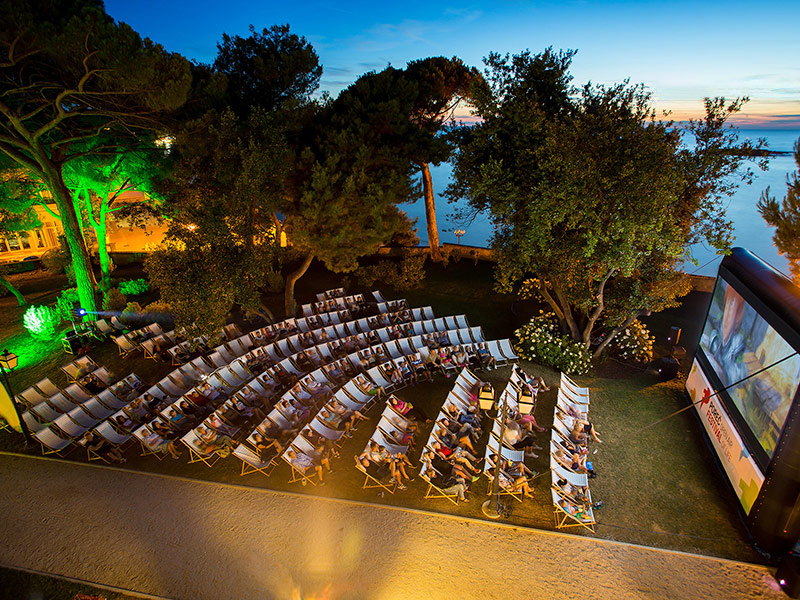 Zračni pogled na vanjsko kino u Isabella Island Resortu.