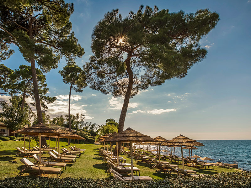 Val Sunset V Level Family Beach s rezerviranim mjestima s ležaljkom i suncobranom na travi za goste V Levela.