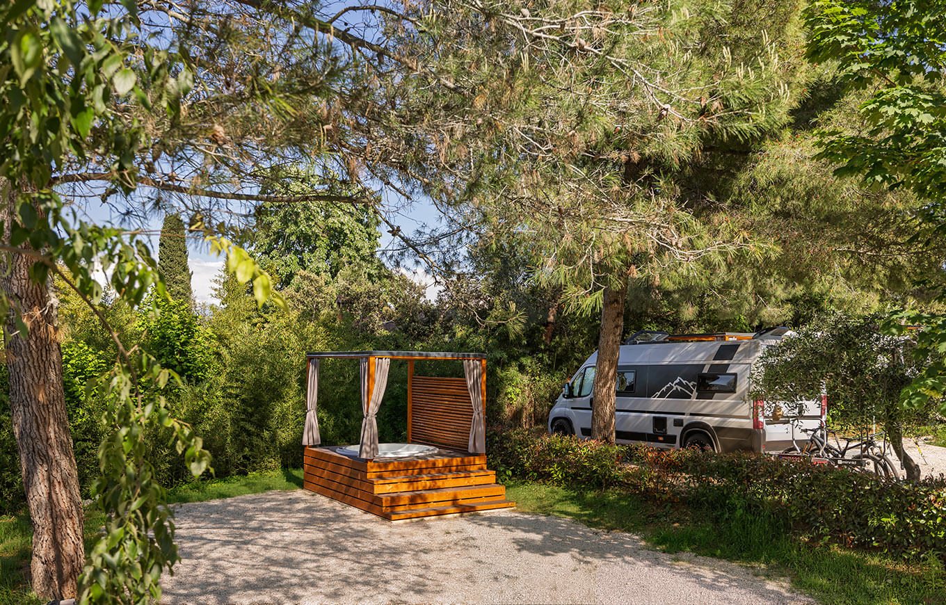 Parcela Marina Comfort z zasebnim jacuzzijem, obdana z zelenjem