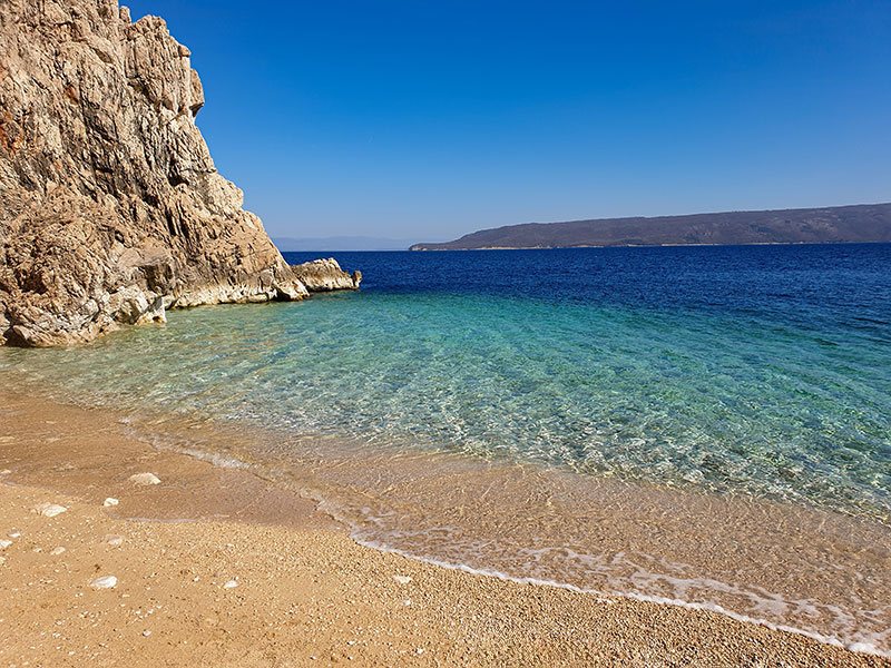 Skrita plaža Brseč z zlatimi kamenčki in turkiznim morjem