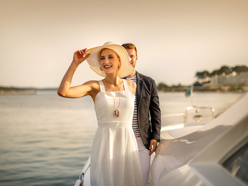 Couple naviguant et se relaxant lors d’une sortie en bateau en Istrie