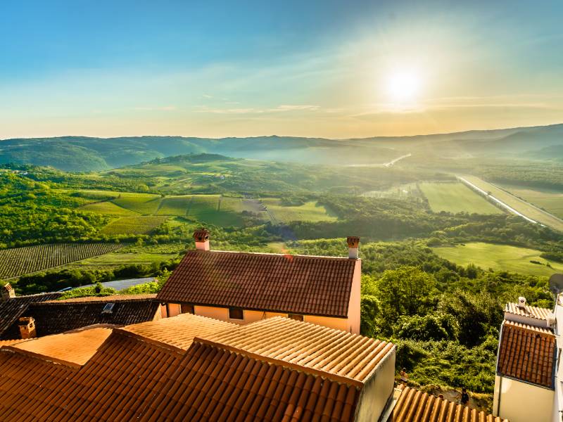 Vue au coucher du soleil sur la campagne istrienne et les toits en terre cuite