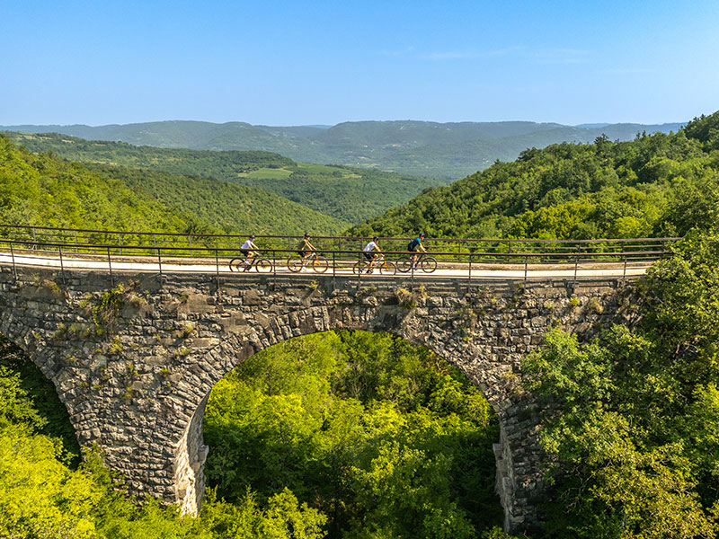 Zgodovinski viadukt Parenzane, obdan z bujno istrsko naravo