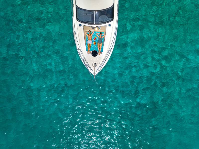 Vue aérienne d’un yacht dans les eaux turquoise cristallines de l’Adriatique