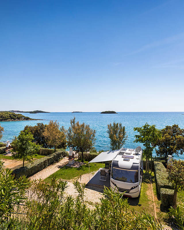 Parcele nad morzem, miejsca premium położone bezpośrednio na wybrzeżu w Istra Camping Pitches w Funtanie, niedaleko Poreča na Istrii