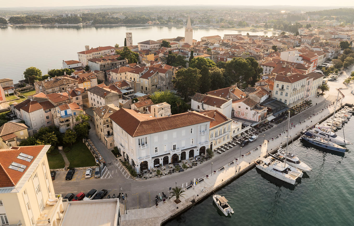 Légi felvétel a Jadran Heritage Hotelről, Valamar Collection, egy 5 csillagos butikhotelről Poreč óvárosának tengerpartján, Isztriában