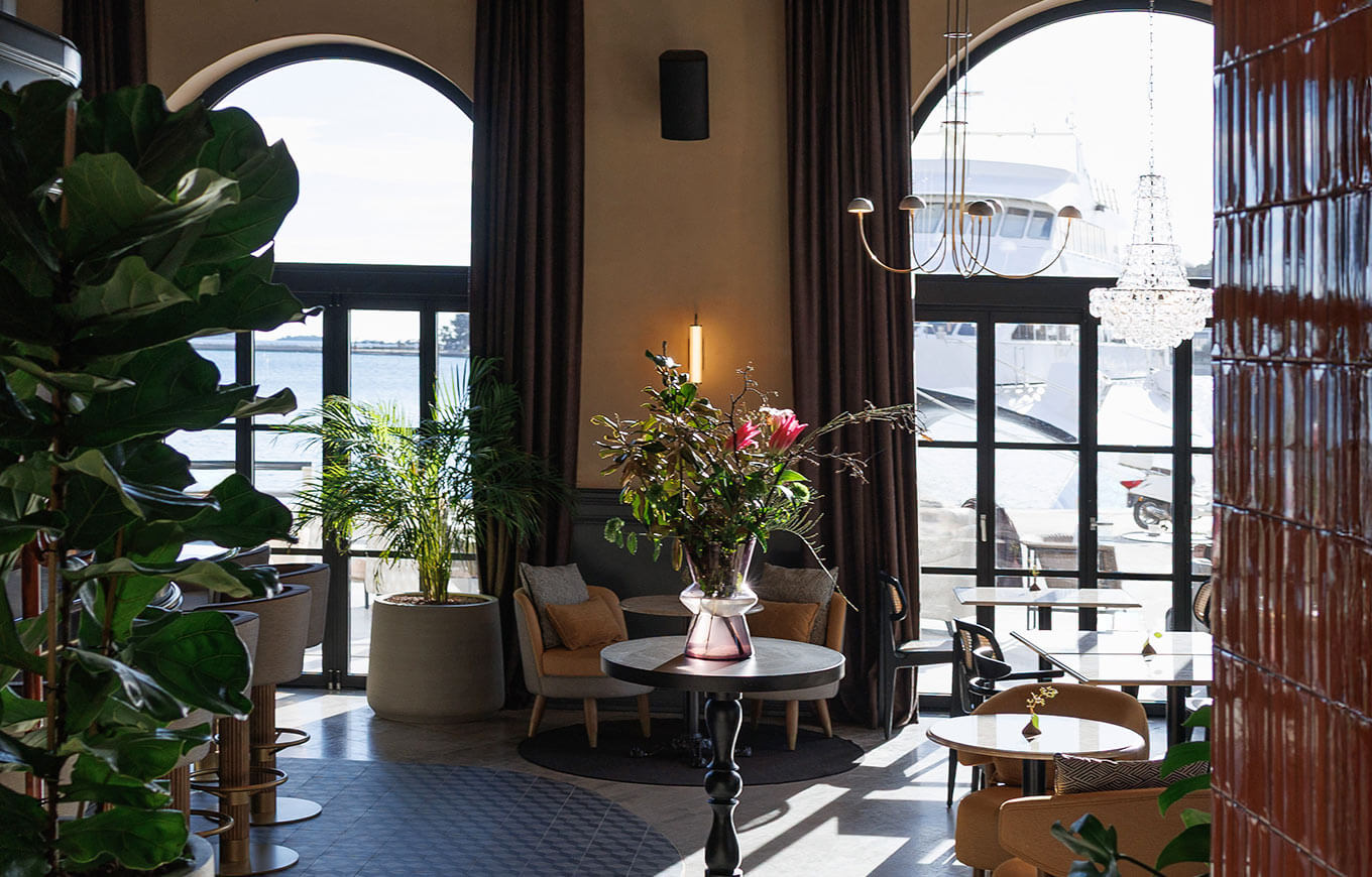 Widok z nowoczesnej restauracji JAZ by Ana Roš na port w Poreču