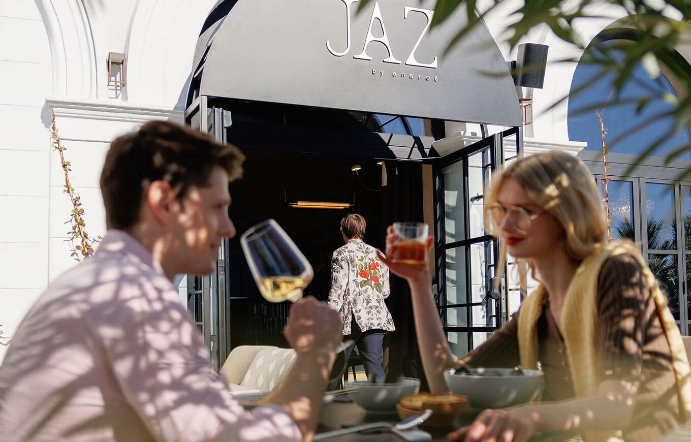 Para cieszy się winem i lunchem na tarasie nowoczesnej restauracji JAZ by Ana Roš