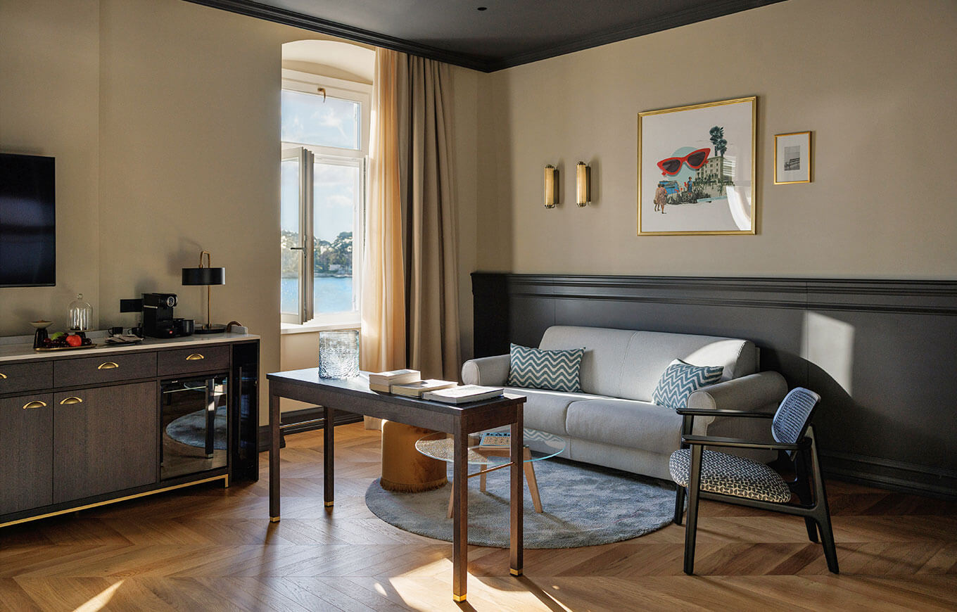 Salon apartamentu Superior dla 2+2 z widokiem na morze w Jadran Heritage Hotel