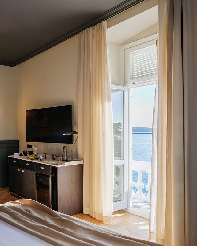 Luksusowy pokój tematyczny inspirowany turystyką lat 20. XX wieku w Jadran Heritage Hotel, butikowym hotelu 5-gwiazdkowym w Poreču w Istrii