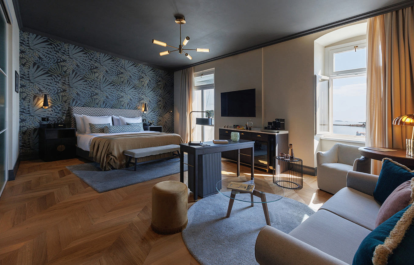 Nappali a Superior lakosztályban 2+2 fő részére, tengerre néző kilátással a Jadran Heritage Hotelben