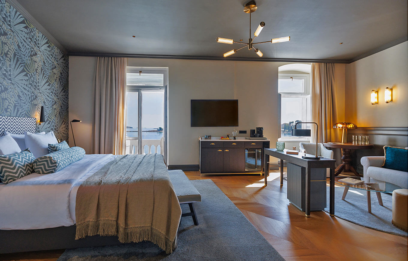 Nappali a Superior lakosztályban 2+2 fő részére, tengerre néző kilátással a Jadran Heritage Hotelben