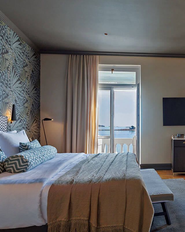 Luxus tematikus szoba az 1920-as évek turizmusa által inspirálva a Jadran Heritage Hotelben, egy 5 csillagos butikhotel Porečben, Isztriában