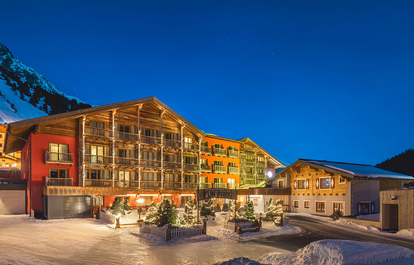 Esti kilátás a Kesselspitze Hotel & Chalet-re a havas Obertauernben
