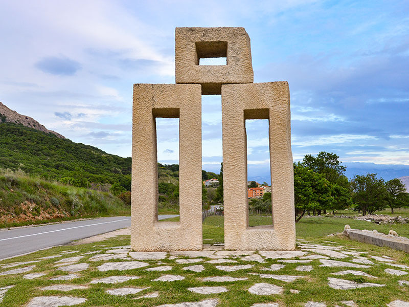 Pomník na bašské hlaholské staze na ostrově Krk