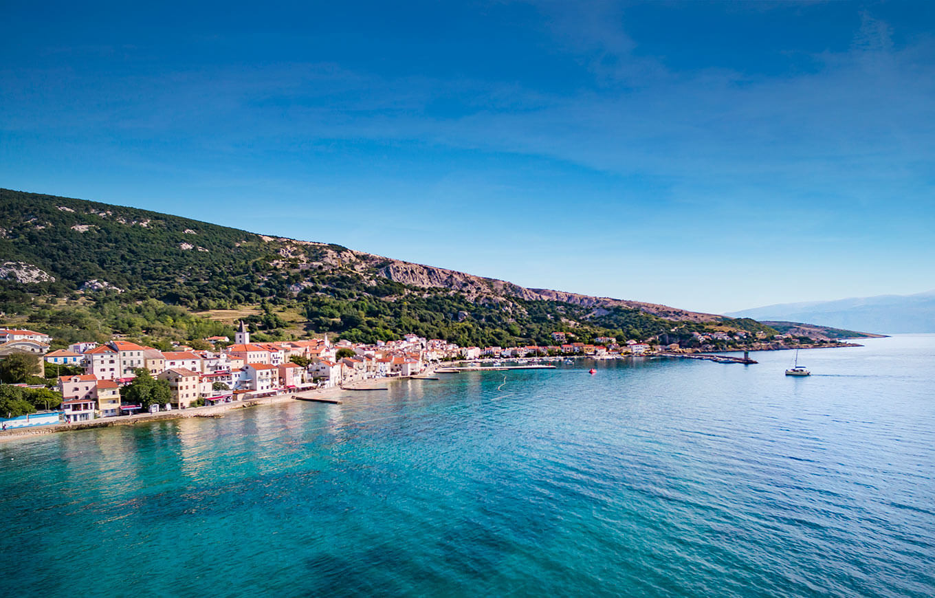 Panoramski pogled na mjesto Baška na istočnoj obali otoka Krka
