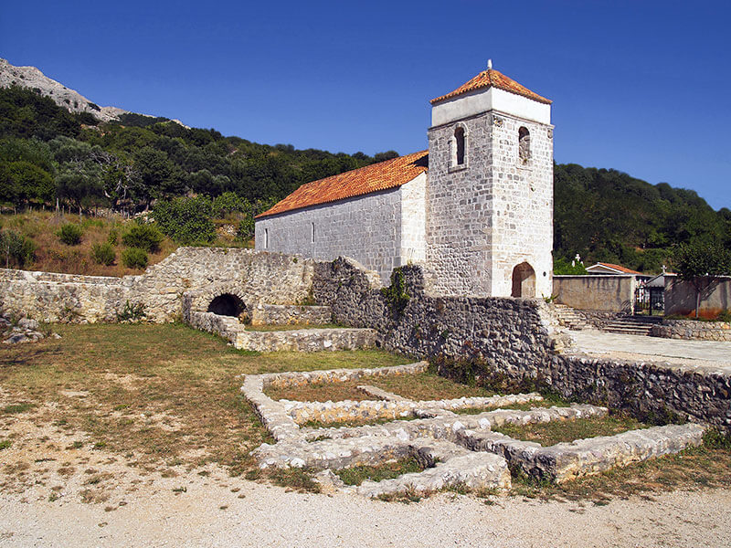 Kostel v Jurandvoru u Bašky, kde byla nalezena Bašská deska