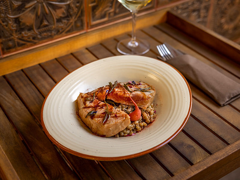 Piatto gourmet di frutti di mare e orzo