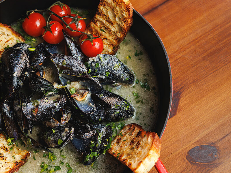 Ciotola cremosa di frutti di mare con cozze