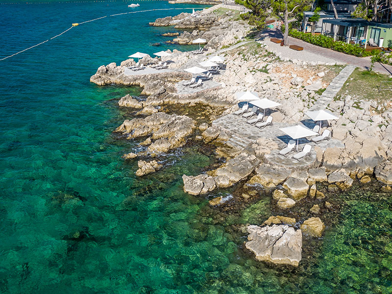 Stjenovita obala na plaži Ježevac, otok Krk