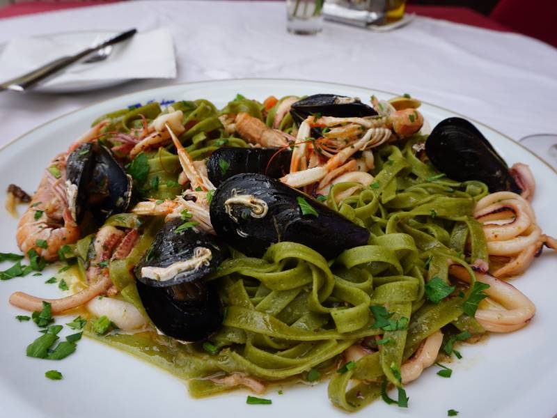 Tagliatelle verdi fatte in casa con frutti di mare dell’Adriatico