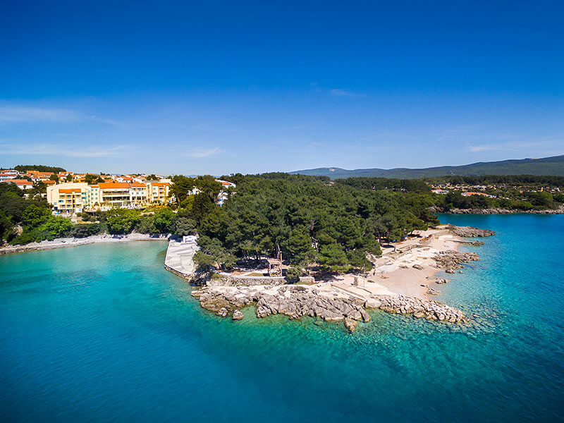Skrivena plaža na otoku Krku okružena borovima