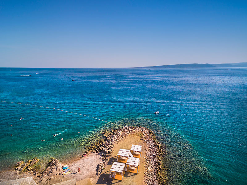 Panoramski pogled na obiteljsku plažu Levant i tirkizno more