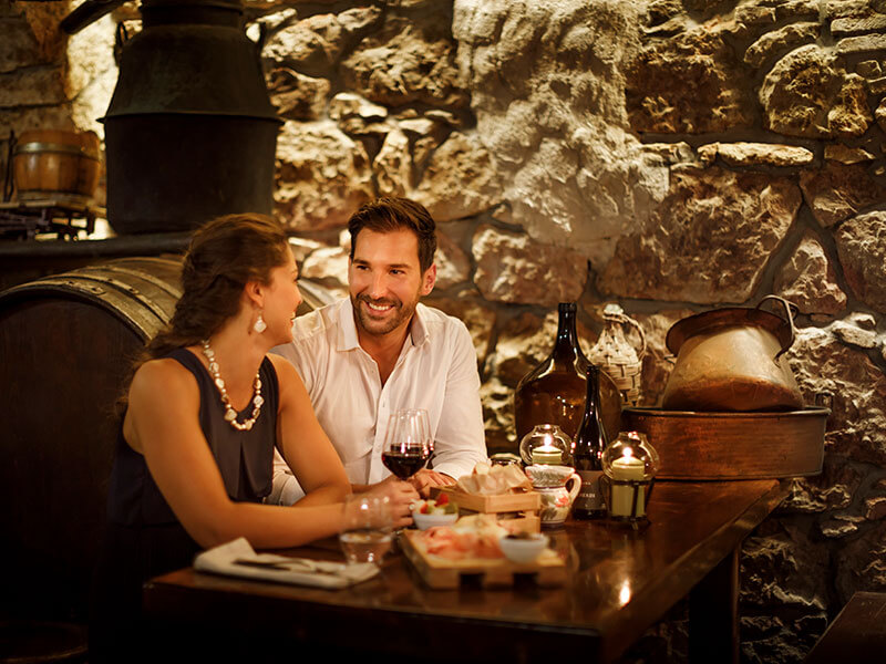 Esperienza di degustazione vini in una tradizionale taverna di Krk con atmosfera accogliente
