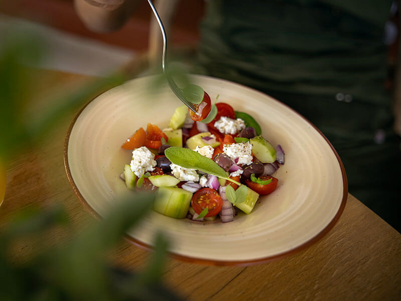 Insalata greca rinfrescante con feta in un bar sul mare