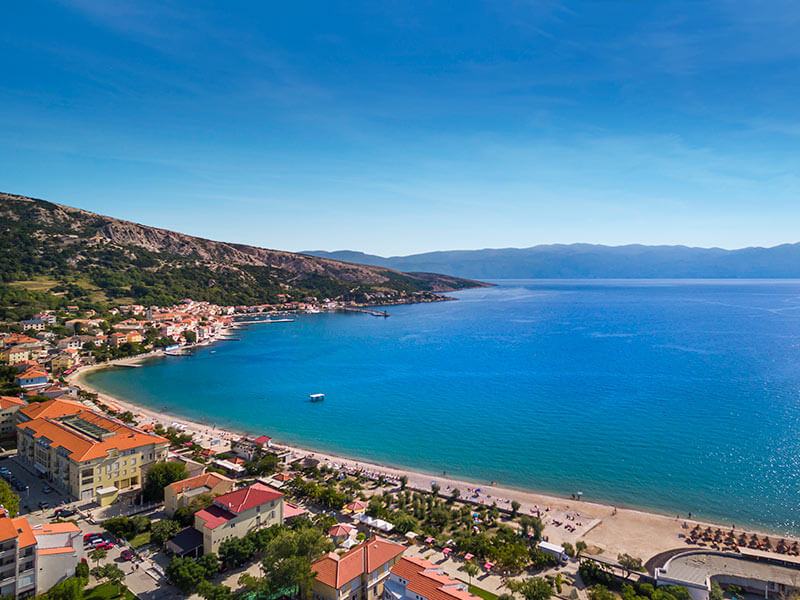 Obala Vela Plaže s kristalnim morem i živopisnom šetnicom