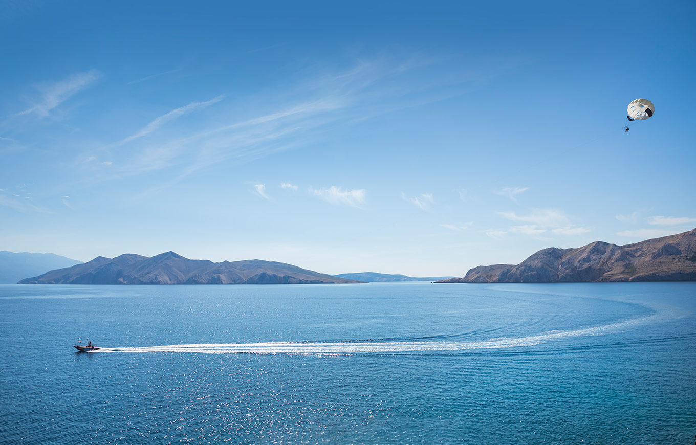 Parasailing avantura iznad Jadrana blizu otoka Krka