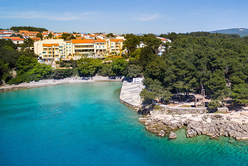 Letecký pohľad na hotel Sunny Krk, rodinný hotel pri pláži na ostrove Krk