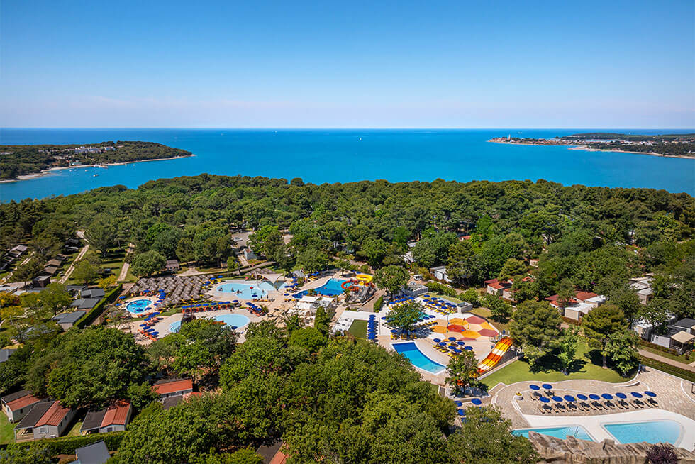 Zračni pogled na Valamar Camping Lanterna u blizini Poreča s bazenima, mobilnim kućicama, borovom šumom i obalom Jadranskog mora
