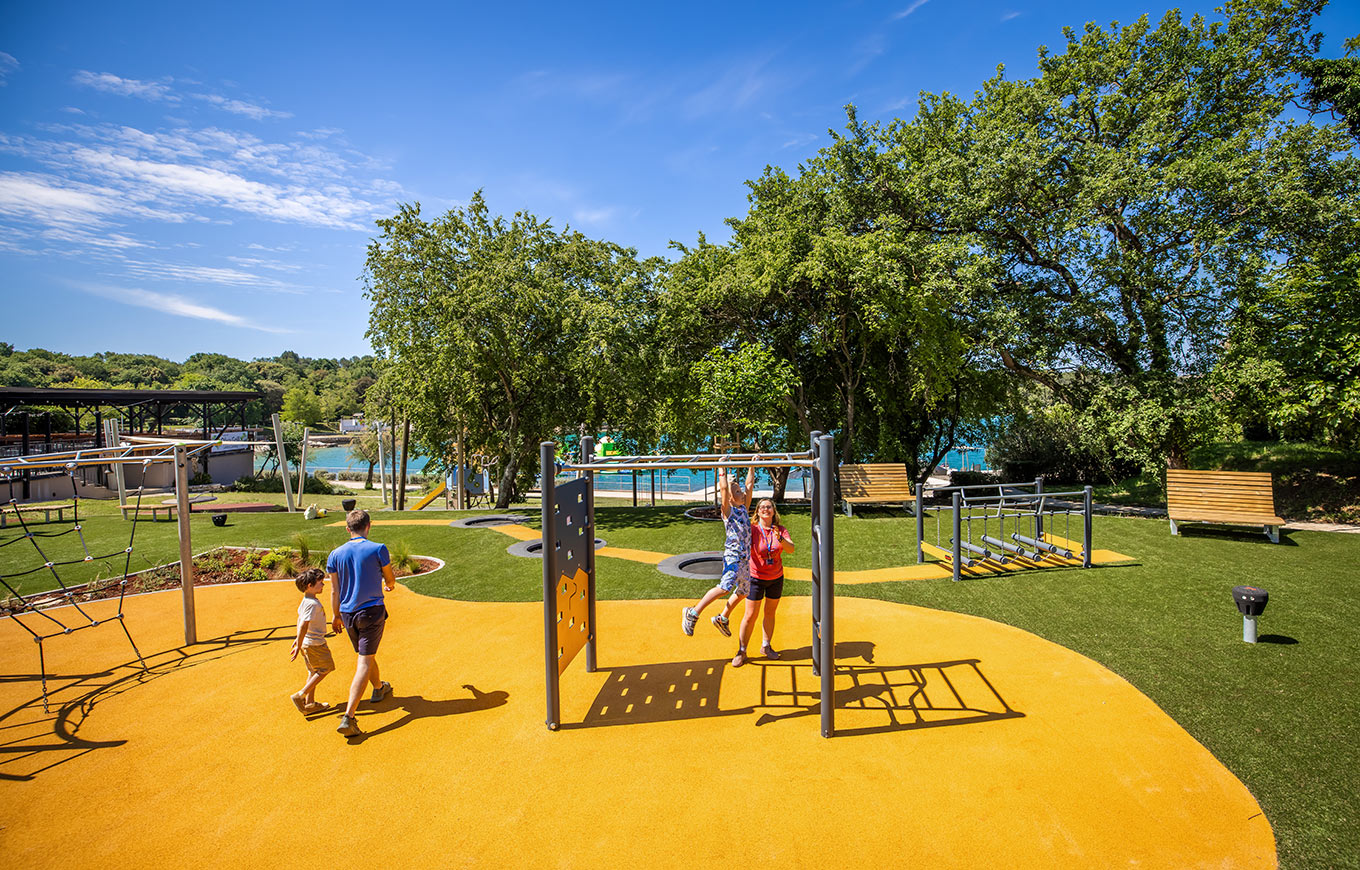 Djeca se igraju na obnovljenom dječjem igralištu u blizini restorana Oliva u Valamar Camping Lanterna