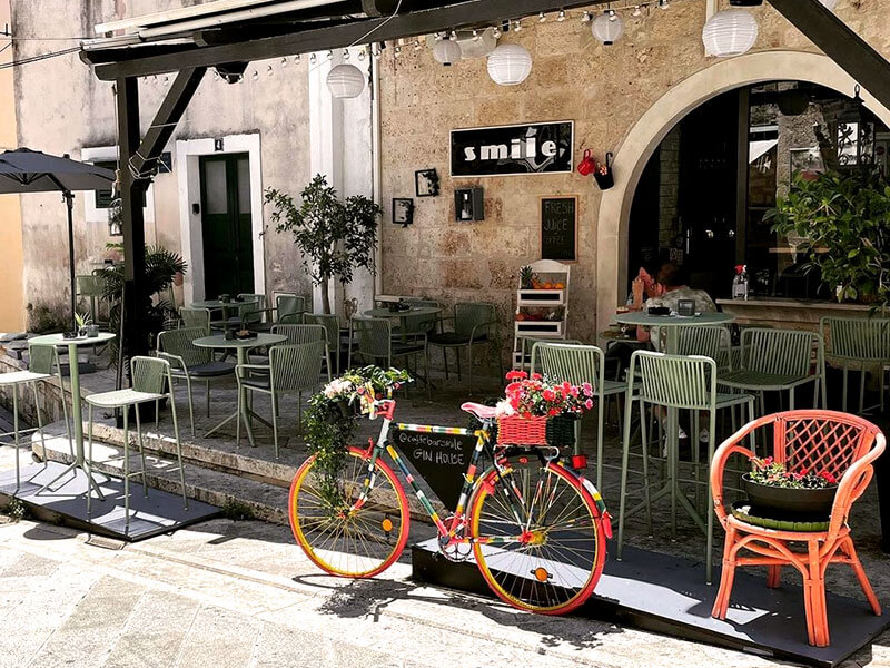 Terrazza accogliente del Caffe Bar Smile in una via laterale di Makarska