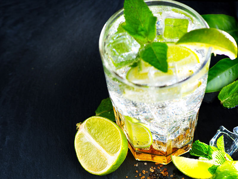 Cocktail mojito con lime e foglie di menta in un bar a Makarska