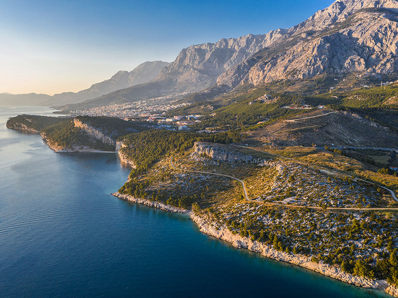 Zračni pogled na Makarsko, njeno obalo in okoliško goro Biokovo